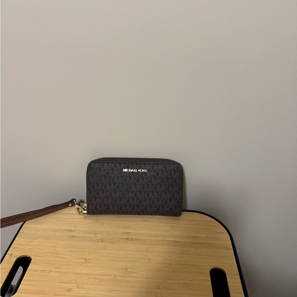 Jet Set Large Signature Logo Smartphone Wallet